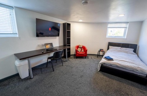 Selly Oak Apartment | Spacious Comfortable studio near the university