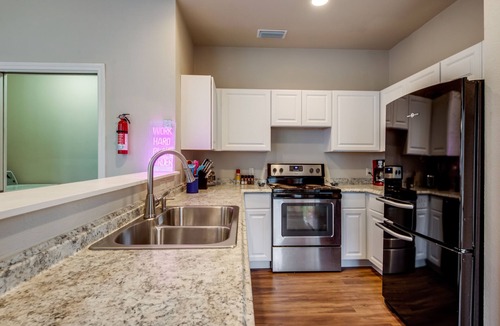 Como House | Spacious & Comfortable Home with Garage