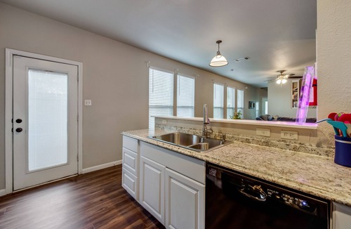 Como House | Spacious & Comfortable Home with Garage