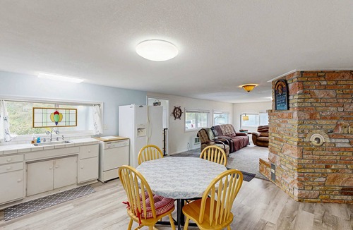 Winchester Bay House | Spacious & comfortable home close to the Habor, Sand Dunes, beaches, & parks