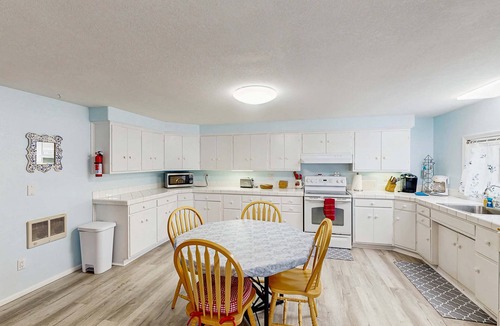 Winchester Bay House | Spacious & comfortable home close to the Habor, Sand Dunes, beaches, & parks