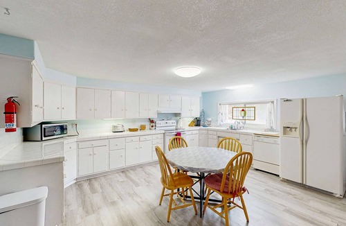 Winchester Bay House | Spacious & comfortable home close to the Habor, Sand Dunes, beaches, & parks