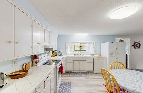 Winchester Bay House | Spacious & comfortable home close to the Habor, Sand Dunes, beaches, & parks