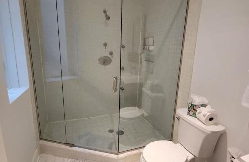 Oak Park Apartment | Spacious Comfy 2BR Near HighwayTrain Station