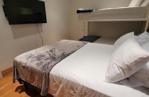 Oak Park Apartment | Spacious Comfy 2BR Near HighwayTrain Station