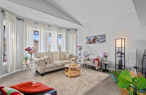 Southwest Calgary House | Spacious & Comfy Upper Floor 3BR Suite in Detached House