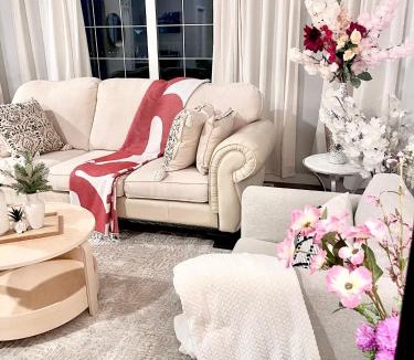 Southwest Calgary House | Spacious & Comfy Upper Floor 3BR Suite in Detached House