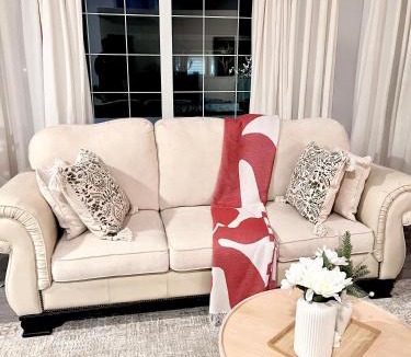 Southwest Calgary House | Spacious & Comfy Upper Floor 3BR Suite in Detached House