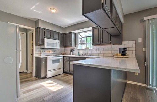 Overland Park Condo | Spacious Condo in Overland Park-Sleeps 8
