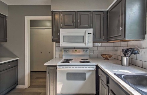 Overland Park Condo | Spacious Condo in Overland Park-Sleeps 8
