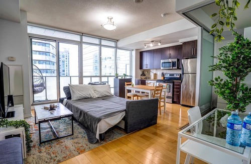 Downtown Toronto Apartment | Spacious Condo Next To CN Tower 2211