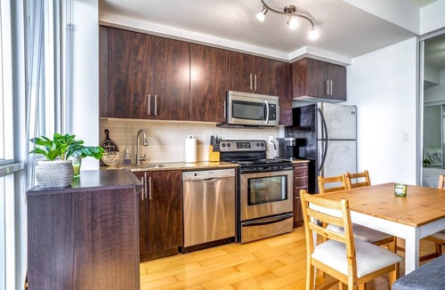Downtown Toronto Apartment | Spacious Condo Next To CN Tower 2211