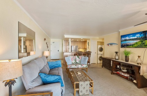 Kahana Condo | Spacious condo with an ocean view, pool, & washer/dryer - walk to beach