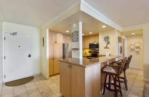 Kahana Condo | Spacious condo with an ocean view, pool, & washer/dryer - walk to beach