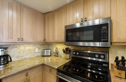 Kahana Condo | Spacious condo with an ocean view, pool, & washer/dryer - walk to beach