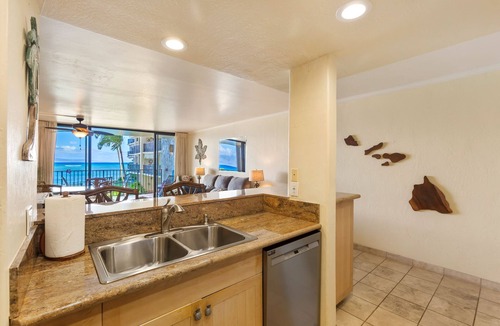 Kahana Condo | Spacious condo with an ocean view, pool, & washer/dryer - walk to beach