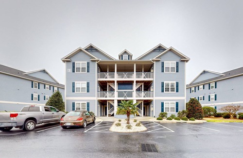 St. James Condo | Spacious condo with marina, pool access, streaming & AC