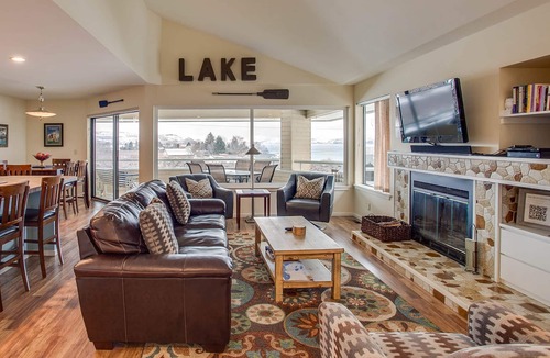 Wapato Point Condo | Spacious condo with pools, hot tub, & sandy beach access