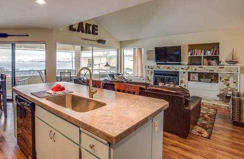 Wapato Point Condo | Spacious condo with pools, hot tub, & sandy beach access