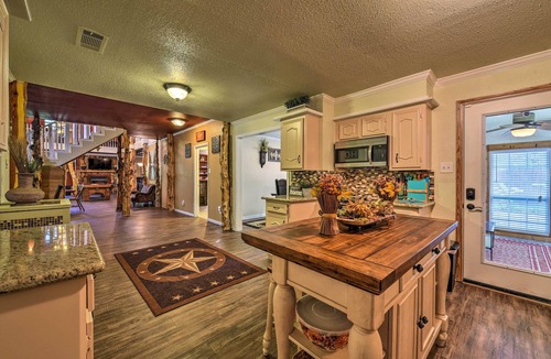 Conroe House | Spacious Conroe Home w/Foosball & Pool Table!