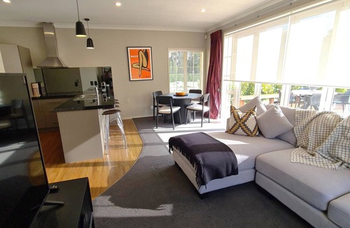 Tamahere Cottage | Spacious Contemporary Retreat