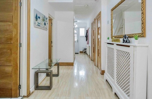 Luton House | ⭐ Spacious Contractor🏡 6BR w/Parking &Pool Table