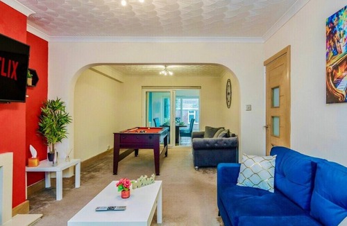 Luton House | ⭐ Spacious Contractor🏡 6BR w/Parking &Pool Table