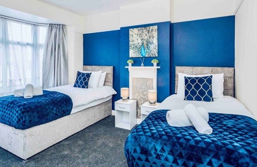 Luton House | ⭐ Spacious Contractor🏡 6BR w/Parking &Pool Table