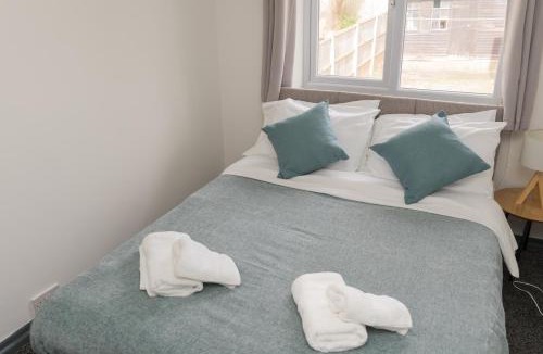 Cradley House | Spacious, Contractors, Long Term Discounts