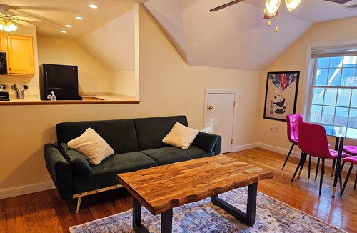 Melrose House | Spacious & Convenient 1BR unit-20min to Boston