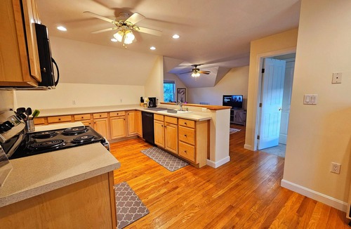 Melrose House | Spacious & Convenient 1BR unit-20min to Boston