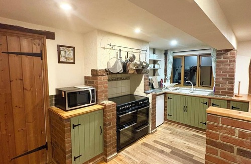 Ford House | Spacious converted barn perfect for families!