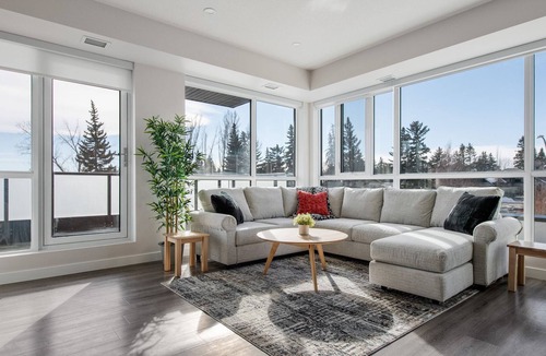 Southwest Calgary Apartment | Spacious Corner Unit + Natural light Free Parking✨