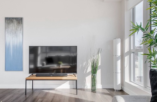 Southwest Calgary Apartment | Spacious Corner Unit + Natural light Free Parking✨