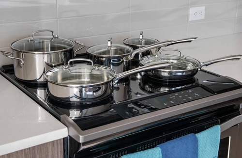 Southwest Calgary Apartment | Spacious Corner Unit + Natural light Free Parking✨