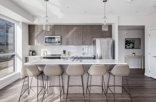 Southwest Calgary Apartment | Spacious Corner Unit + Natural light Free Parking✨