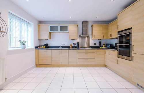 Chester House | Spacious Cosy 4BR Home in Cheshire