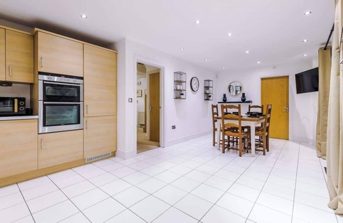 Chester House | Spacious Cosy 4BR Home in Cheshire