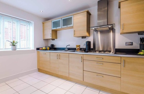 Chester House | Spacious Cosy 4BR Home in Cheshire