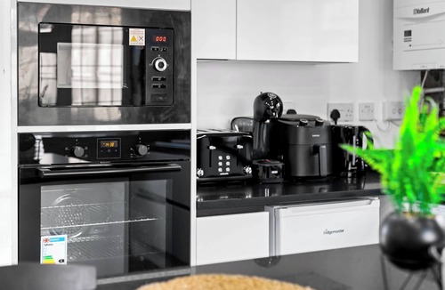 Kidderminster House | Spacious, Cosy & Chic Cottage with Hot tub