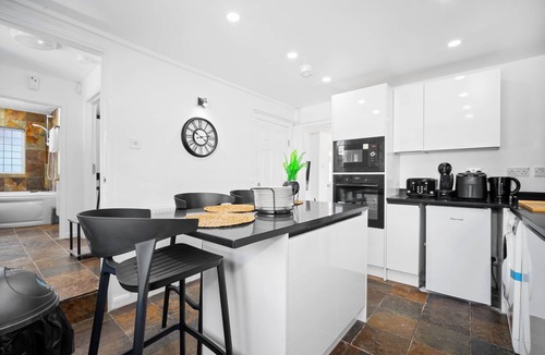 Kidderminster House | Spacious, Cosy & Chic Cottage with Hot tub