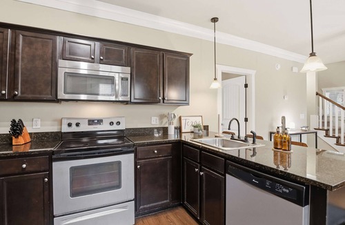 College Station Apartment | Spacious Cottage Near Texas A&M with Pool & Gym