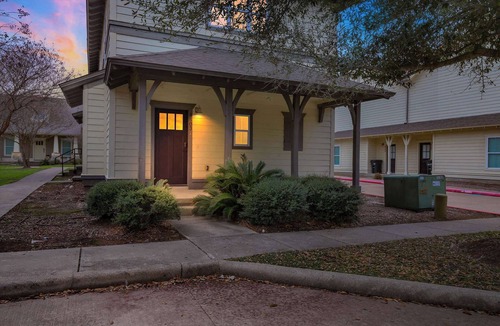 College Station Apartment | Spacious Cottage Near Texas A&M with Pool & Gym