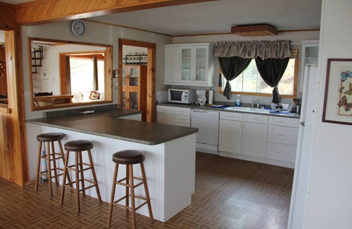 Byng Inlet Cottage | Spacious Cottage with a View