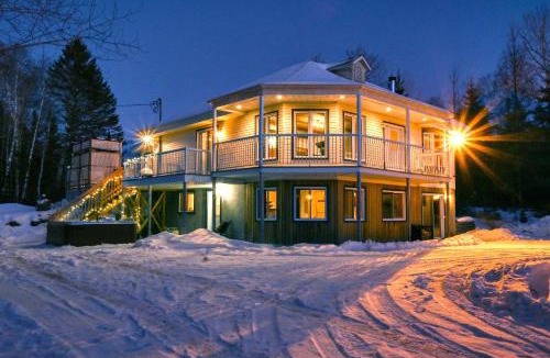 La Macaza House | Spacious cottage in forest with spa
