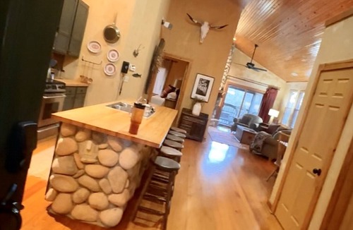 Camdenton Cottage | Spacious Cottage on Golfing Resort w/Ice Skating & Morenn