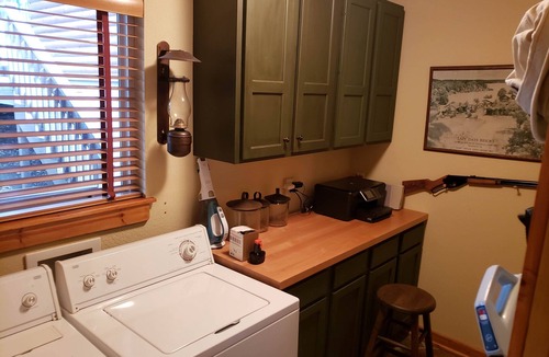 Camdenton Cottage | Spacious Cottage on Golfing Resort w/Ice Skating & Morenn