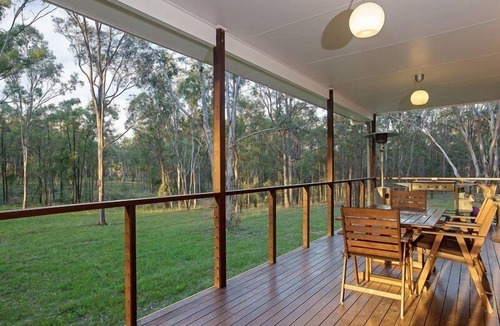 Pokolbin Ski Chalet | Spacious Cottage, overlooking bushland