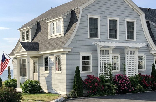 Mid-Coast and Islands House | Spacious Cottage Perfect for a Peaceful and Quiet stay on the Ocean with Beach