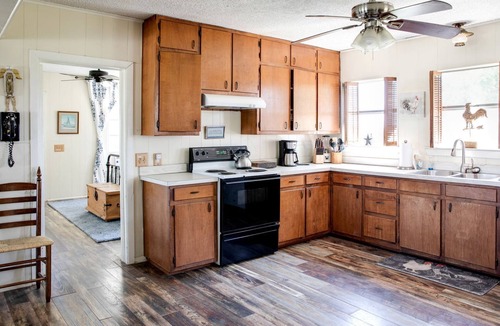Dennis House | Spacious Cottage Rental for Group Getaway on Ranch near Dallas, Texas